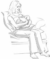 Mujer sentada en sofá dando leche materna a su bebé